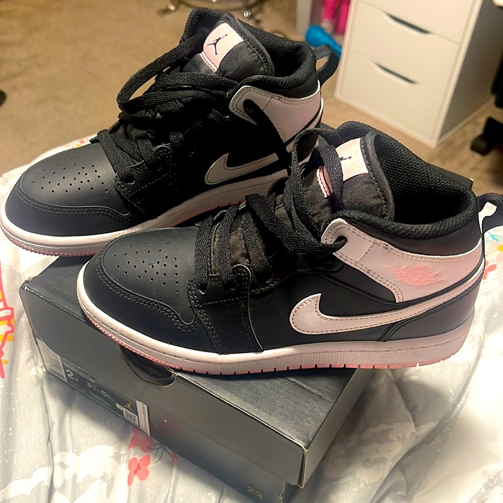 Jordan Retro 1 mid